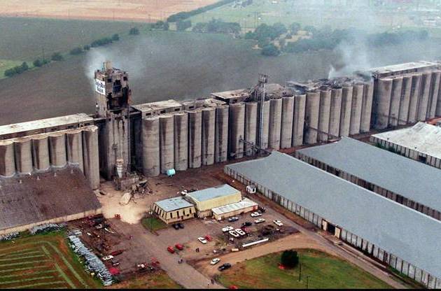 Наслідки вибуху зернового пилу на найбільшому на той час у світі елеваторі De Bruce у 1998 році (США)